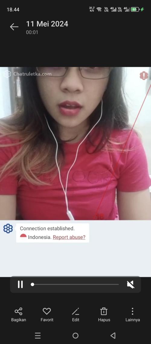 baju merah kacamata 