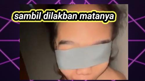 Sambil di lak ban matanya