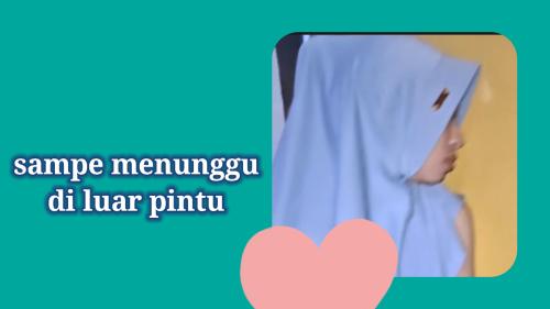 Menunggu diluar pintu