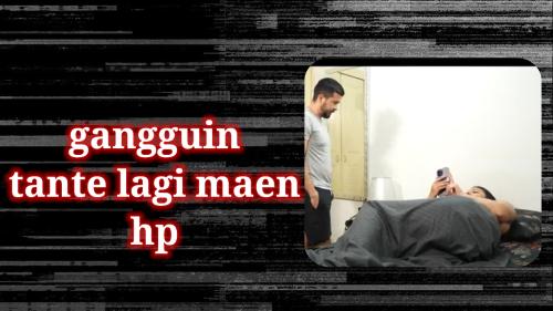 Gangguin tante maen hp