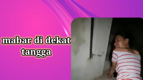 Mabar di dekat tangga