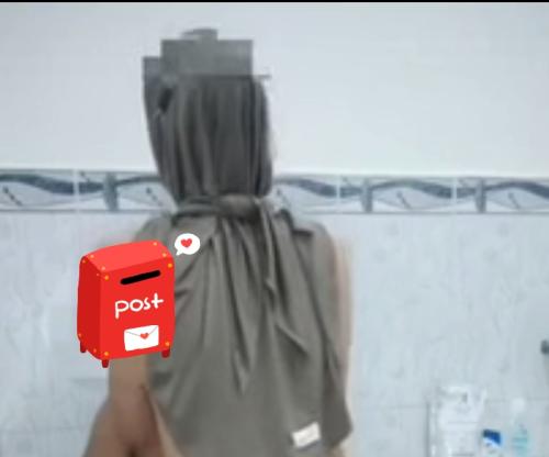 Jilbab di kamar mandi