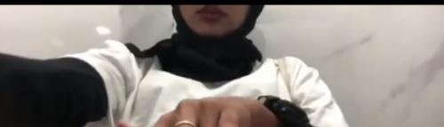 Jilbab hitam colmek