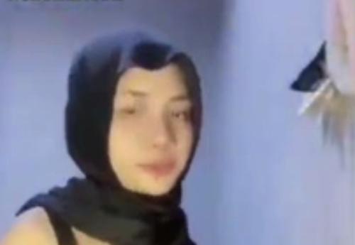 Jilbab hitam colmek enak sekali 