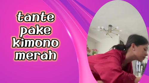 Tante kimono merah