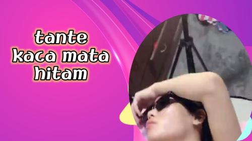 Tante kacamata hitam