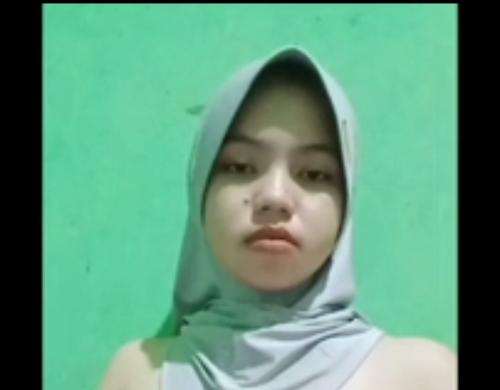 Jilbab cantik lagi asik main 