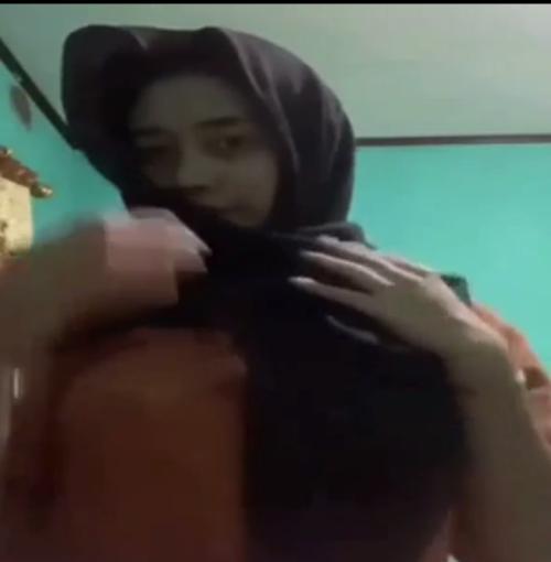 Jilbab cantik lagi omek di ganggu mamah 