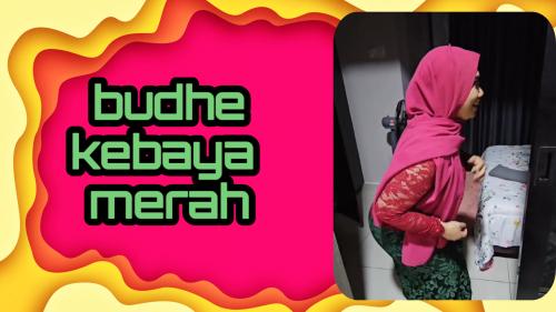 Budhe kebaya merah
