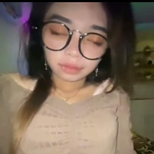 Cewe kacamata mulus 