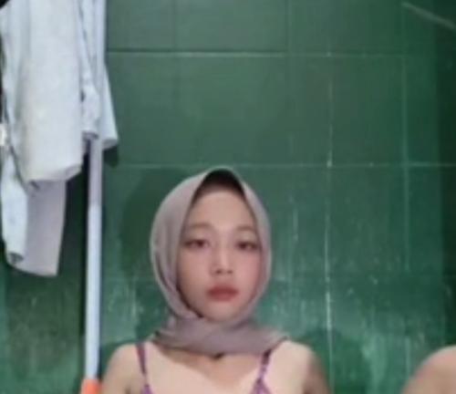 Jilbab di wc